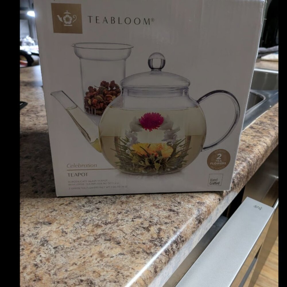 Glass tea kettle with Tea bags